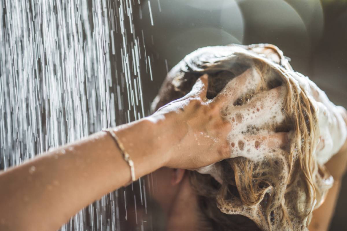 femme se faisant un shampoing a l'huile de cade